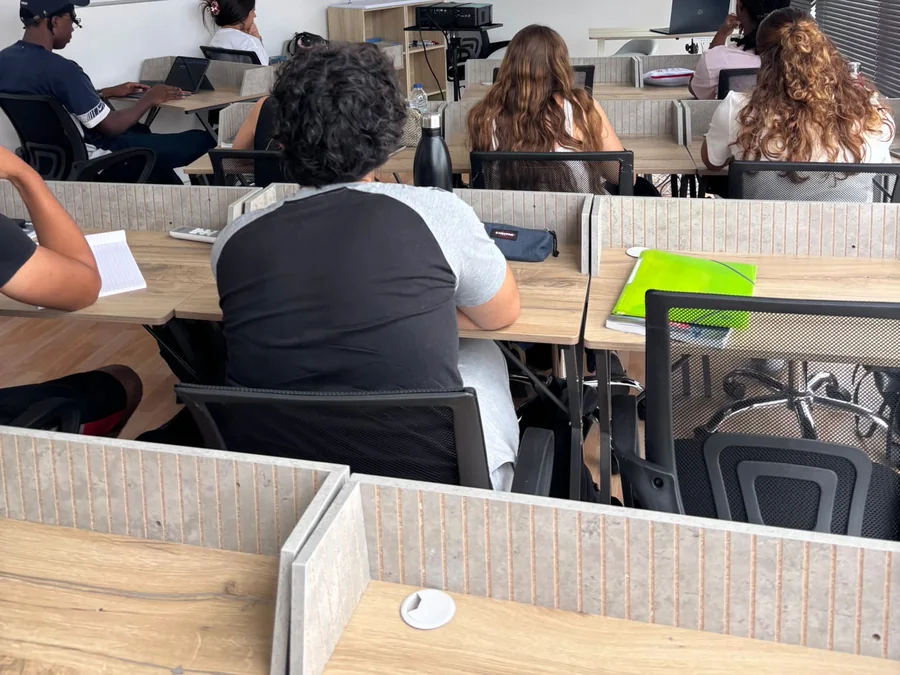 Séance de cours en présentiel, projection au tableau