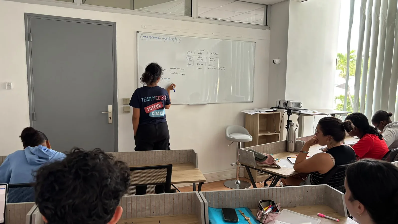 Une séance de cours en présentiel dans les locaux MediBox