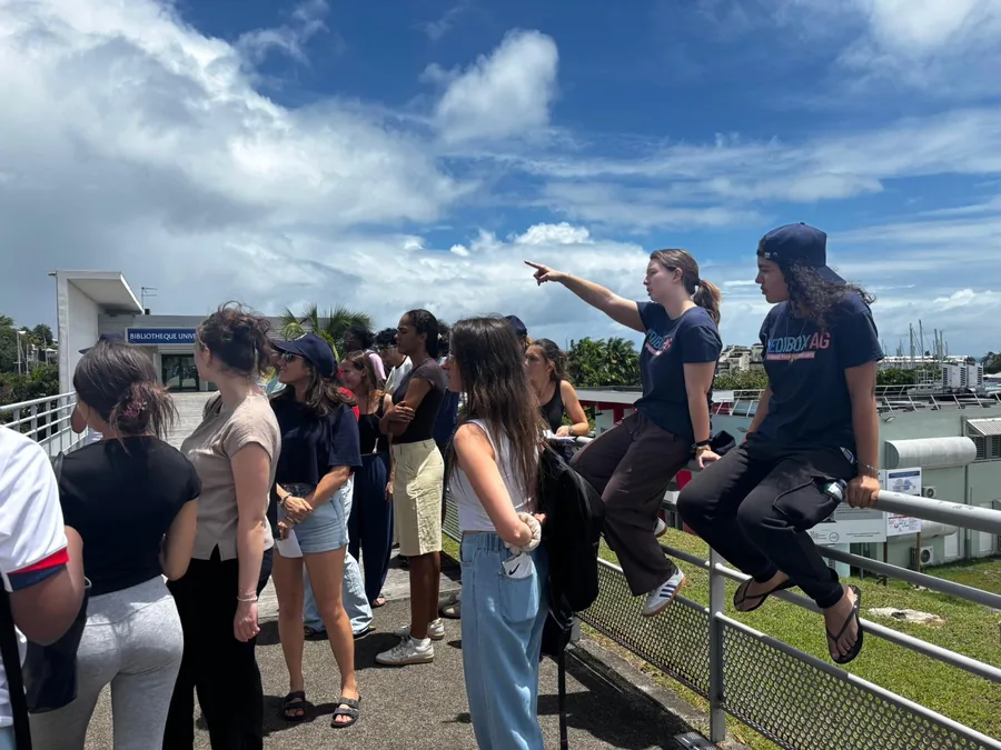 L'équipe de tuteurs MediBox avec les étudiants