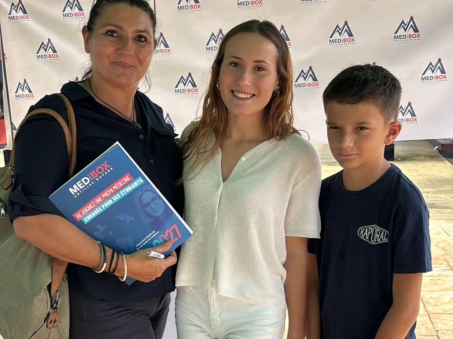 Rencontre avec une famille au stand MediBox des journées portes ouvertes
