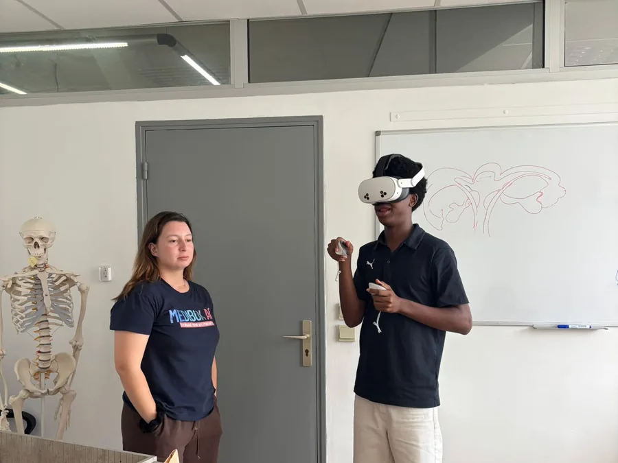 Étudiant équipé d'un casque de réalité virtuelle pour une séance d'anatomie